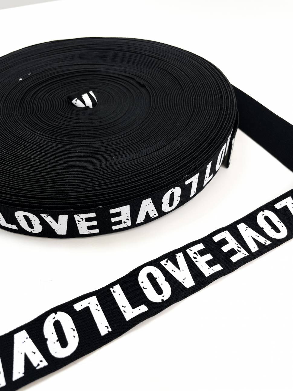 Резинка 3,0см."LOVE"черная с белым