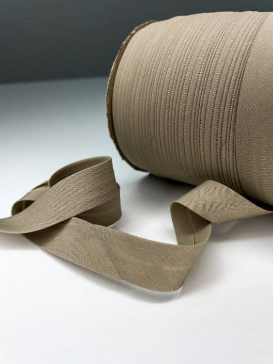 Косая бейка 1,5см бежевый (beige) хлопок 100% 86м